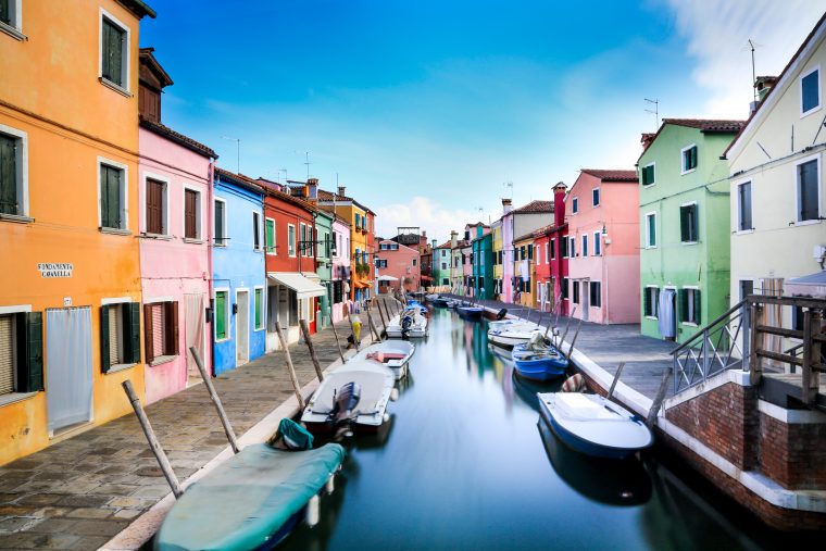lopez-robin-560621-unsplash sending money to Italy