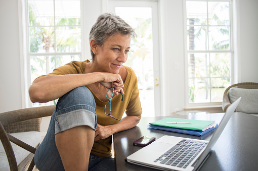 Lady on laptop